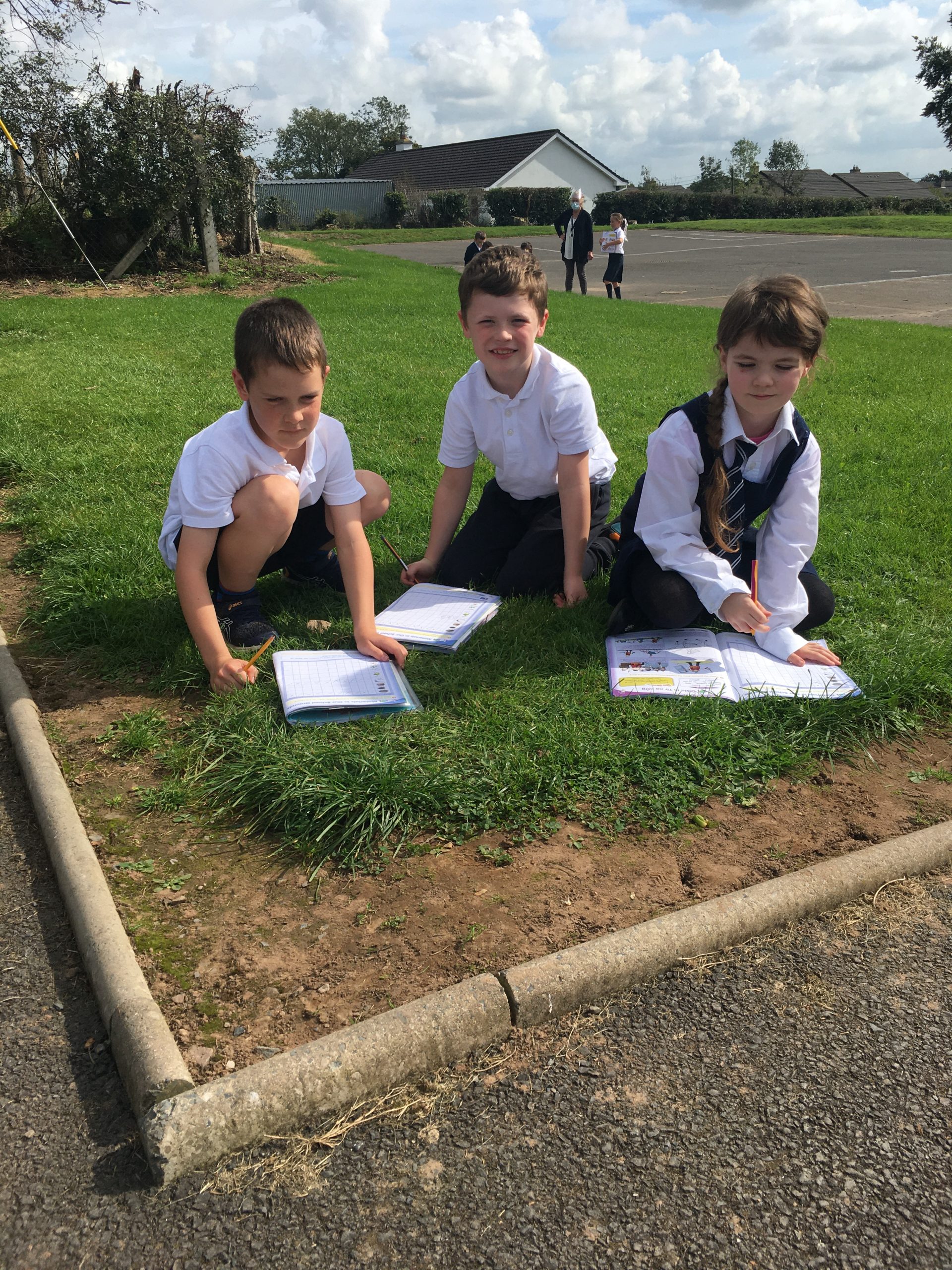 second-class-are-exploring-the-outdoors-scoil-mhuire-murroe